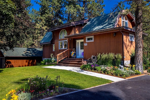 view of front of home featuring a front yard