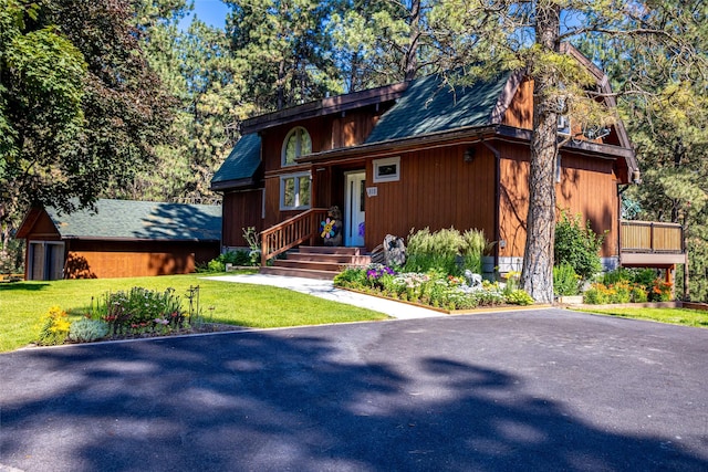 view of front of home featuring a front yard