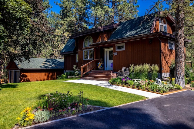 view of front of property featuring a front yard