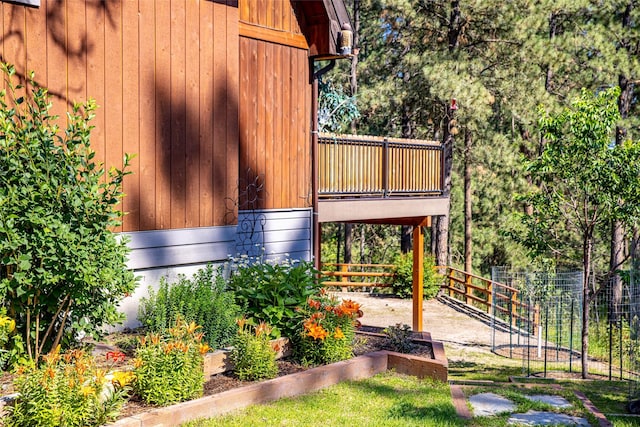 view of yard with a balcony