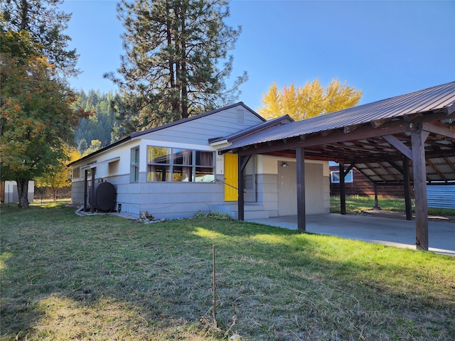 view of front of property featuring a front yard