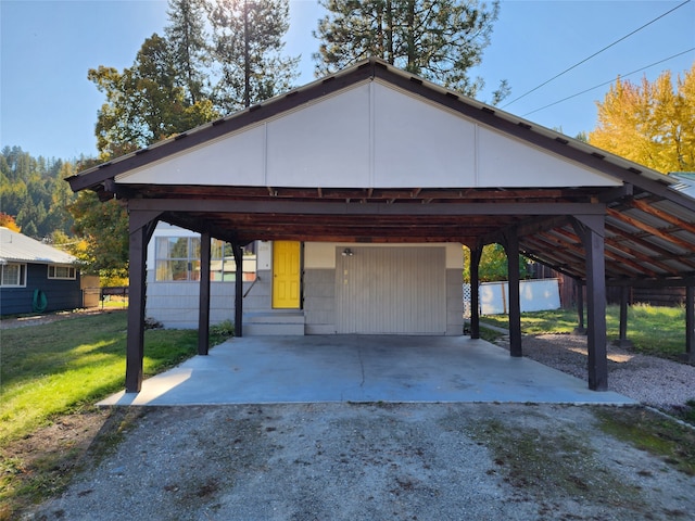 view of front of home featuring a front lawn