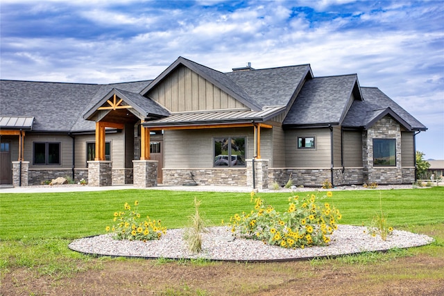 craftsman inspired home featuring a front yard