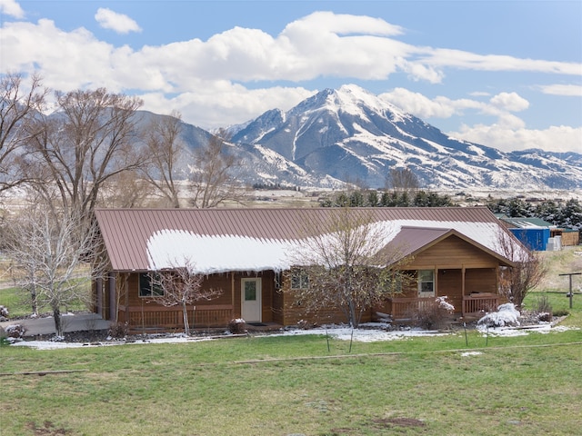 view of front of house featuring a front yard, covered porch, and a mountain view