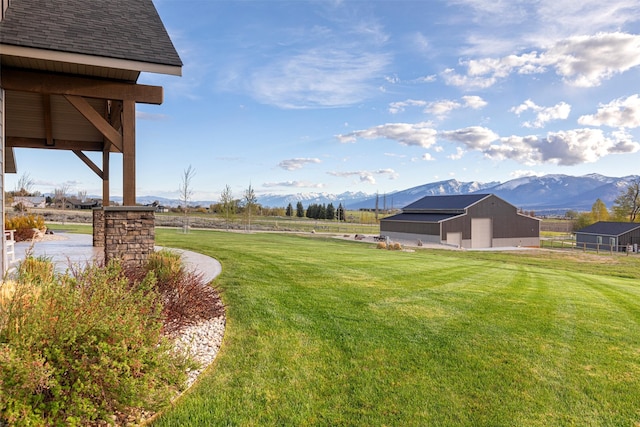 view of yard with a mountain view