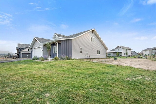 view of front of home featuring a front yard and a garage