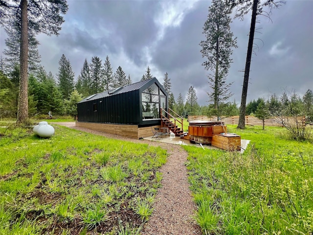 view of yard featuring a hot tub