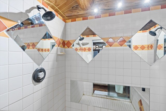 bathroom featuring a tile shower