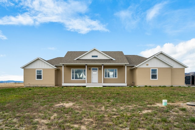 view of front facade with a front lawn