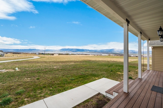 view of yard featuring a mountain view