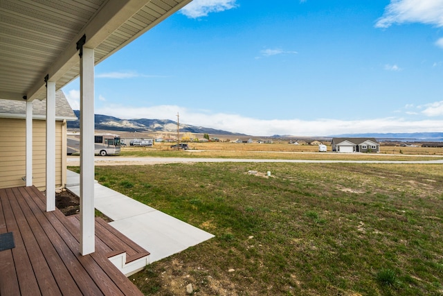 view of yard featuring a mountain view