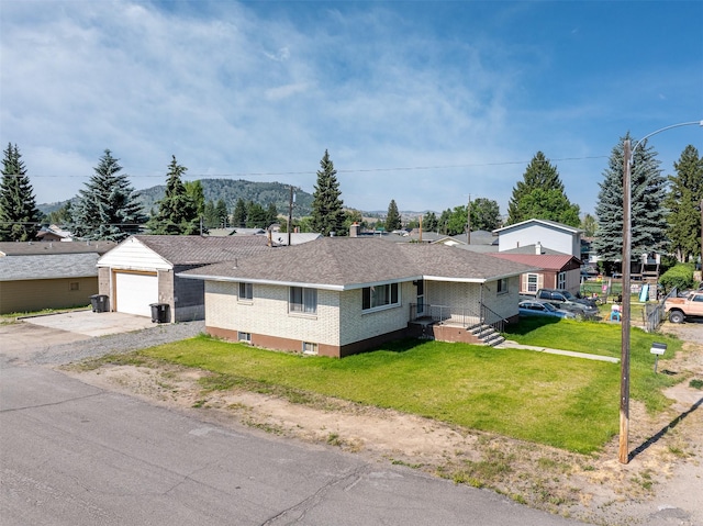 view of front of property featuring a front yard