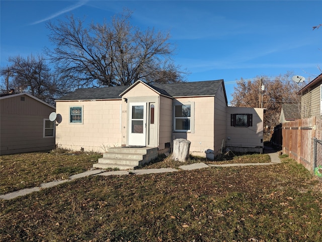 bungalow featuring a front lawn