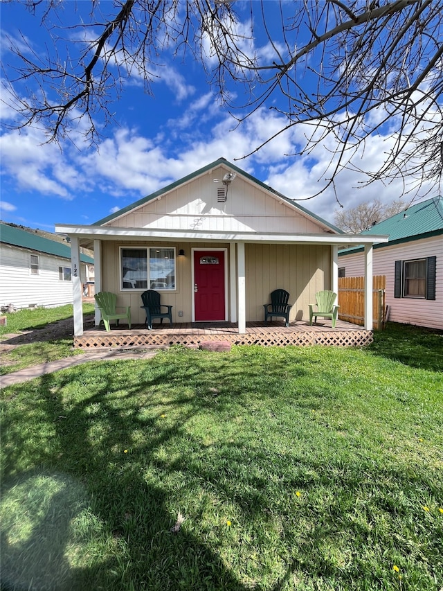 ranch-style home featuring a front lawn