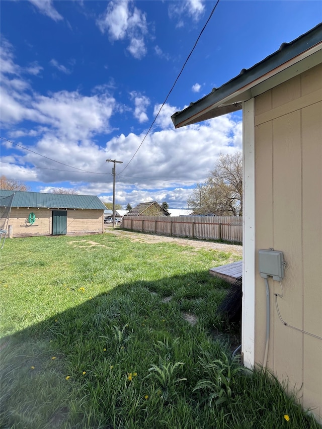 view of yard with an outdoor structure