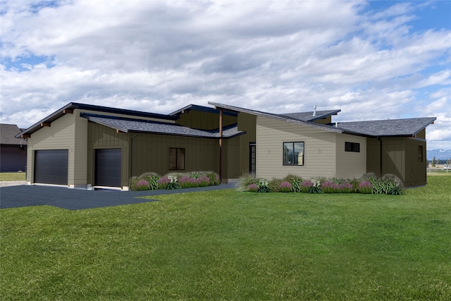 view of front facade featuring a front yard and a garage