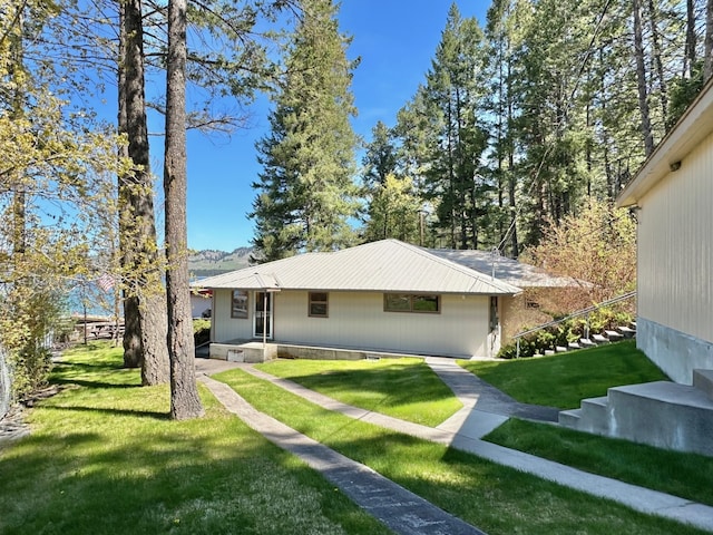 view of front facade featuring a front lawn