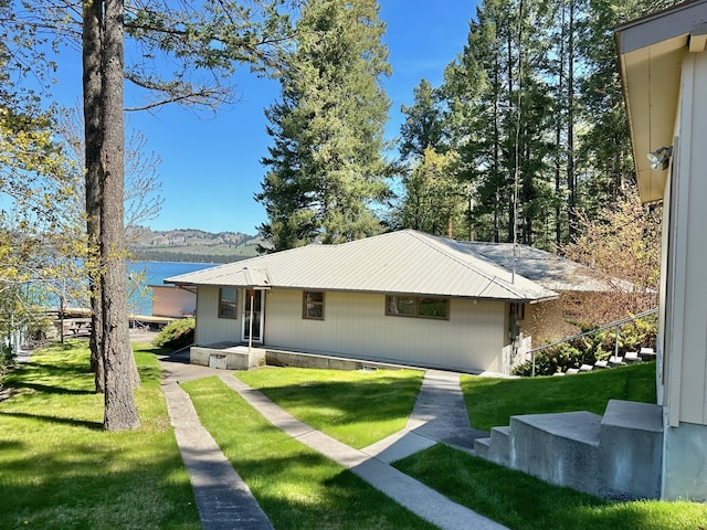 view of front of home featuring a mountain view and a front lawn