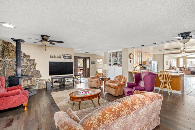 kitchen with ceiling fan, kitchen peninsula, vaulted ceiling, sink, and a breakfast bar area