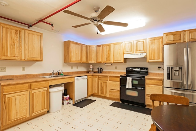 kitchen with stainless steel fridge with ice dispenser, dishwasher, ceiling fan, electric range, and sink