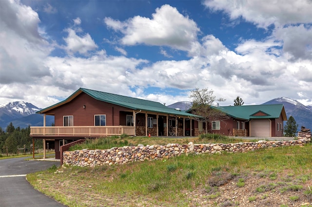 view of front of house featuring a garage and a mountain view