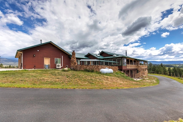 view of front of property featuring a front lawn