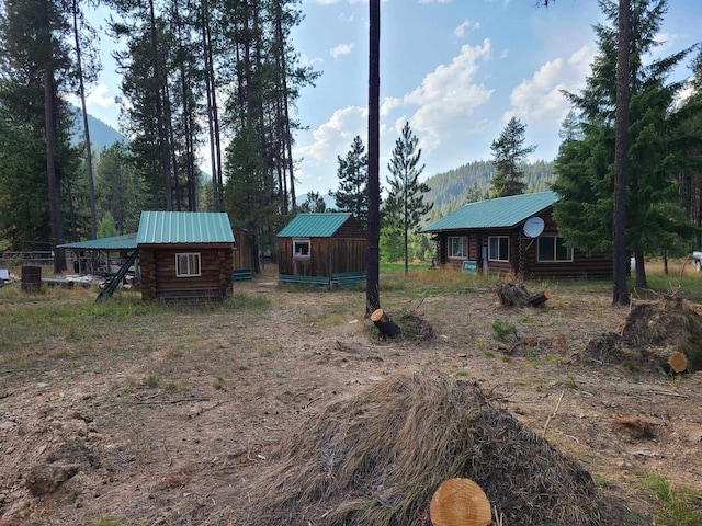 view of yard featuring a storage shed and a mountain view