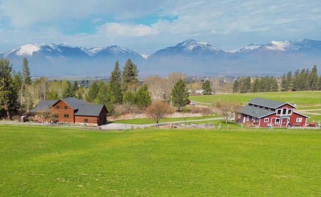 view of yard featuring a mountain view