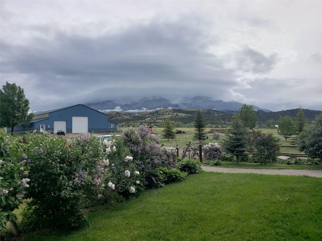 view of yard featuring a mountain view
