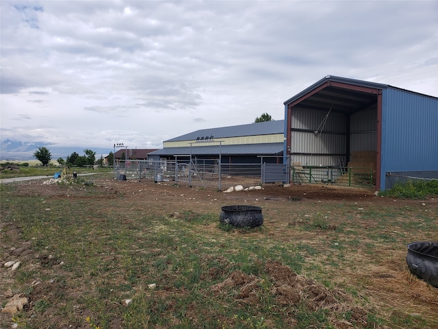 view of yard featuring an outdoor structure