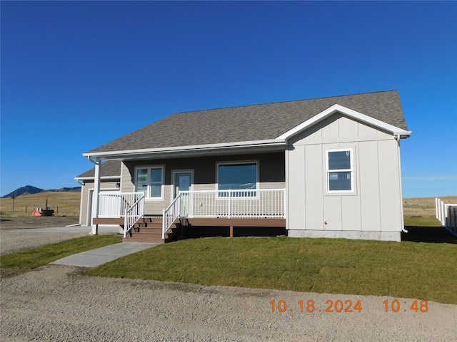 view of front of property with covered porch and a front lawn