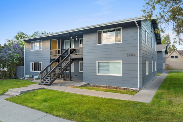 view of front facade with a front yard