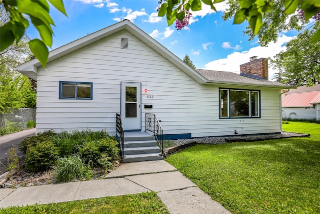 bungalow-style house featuring a front lawn