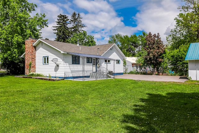 single story home featuring a front lawn