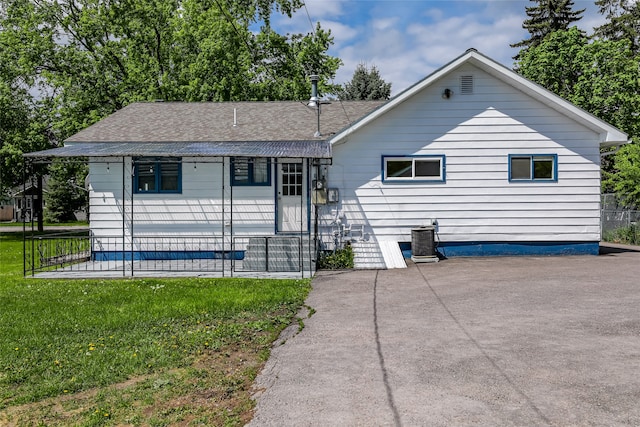 view of front of house with a front lawn