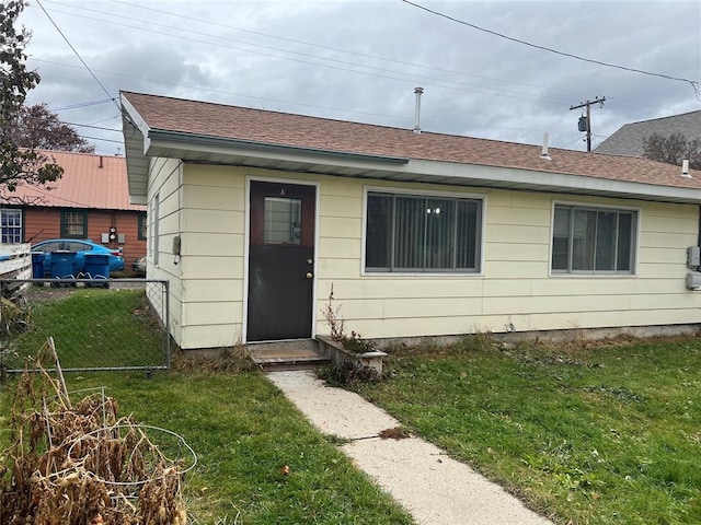 view of front of home featuring a front yard