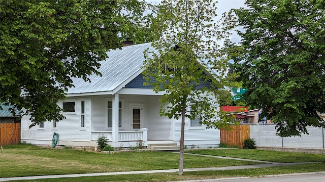 view of front of property featuring a porch and a front lawn