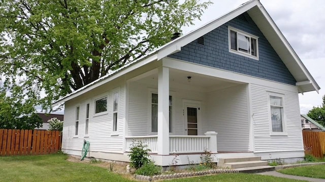 view of front of home with a front lawn