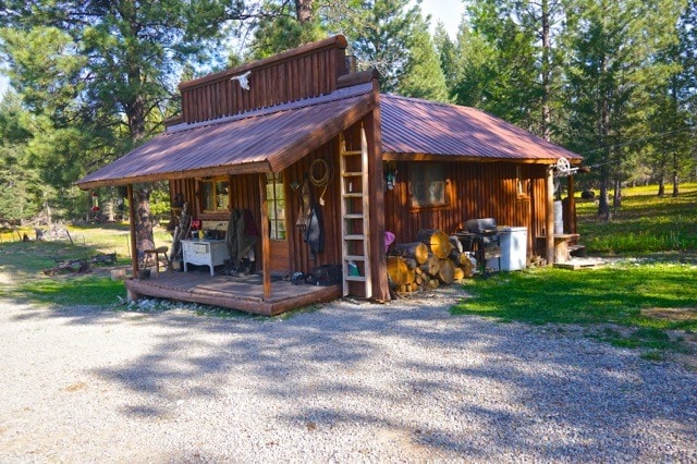 view of outbuilding