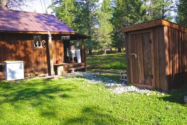 view of yard featuring a storage shed