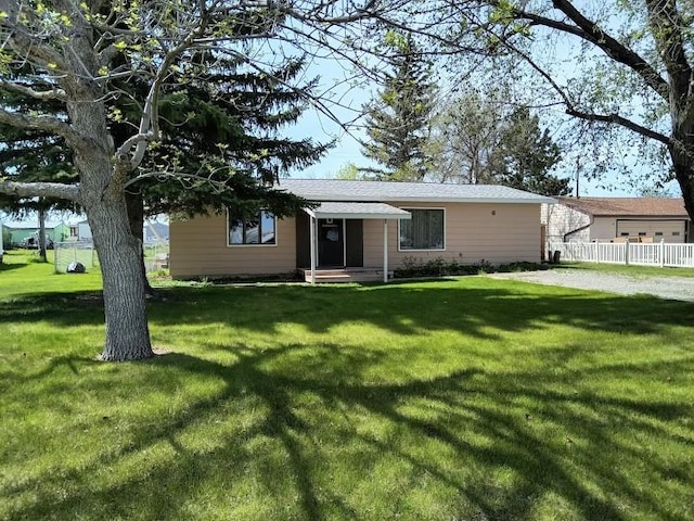 view of front facade featuring a front yard