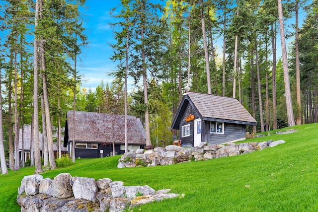 view of yard featuring an outdoor structure