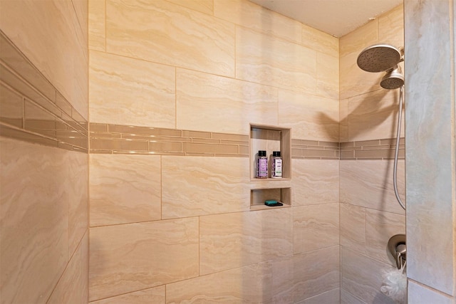 bathroom featuring a tile shower