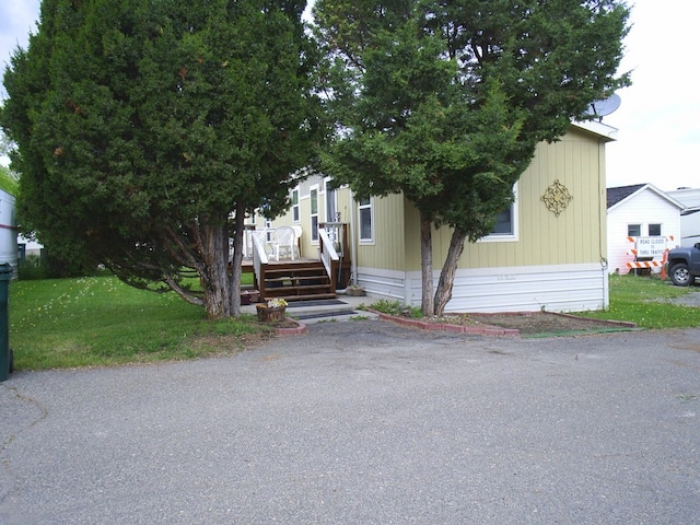 view of front facade featuring a front yard