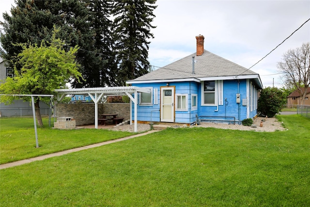 view of front of property featuring a pergola and a front lawn