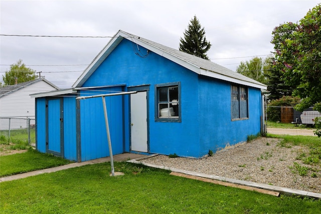 view of outdoor structure featuring a yard