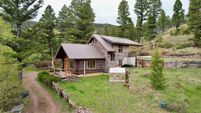 view of front of home featuring an outbuilding and a front yard