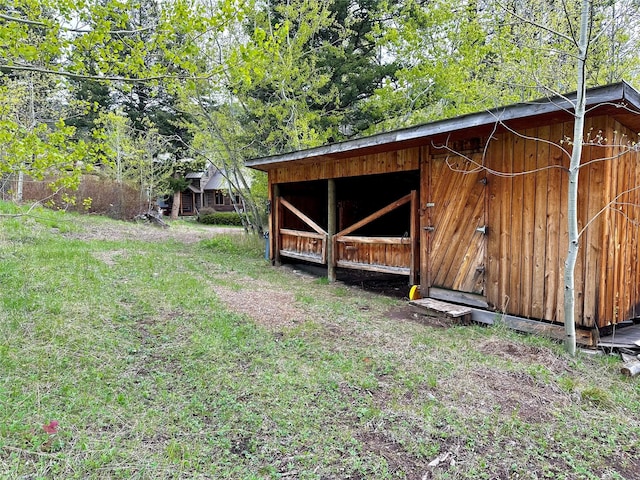 view of yard with an outbuilding