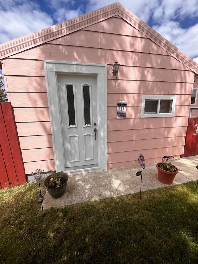 view of outdoor structure with a yard