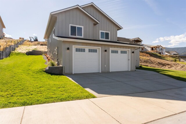 view of front of house featuring a garage and a front yard